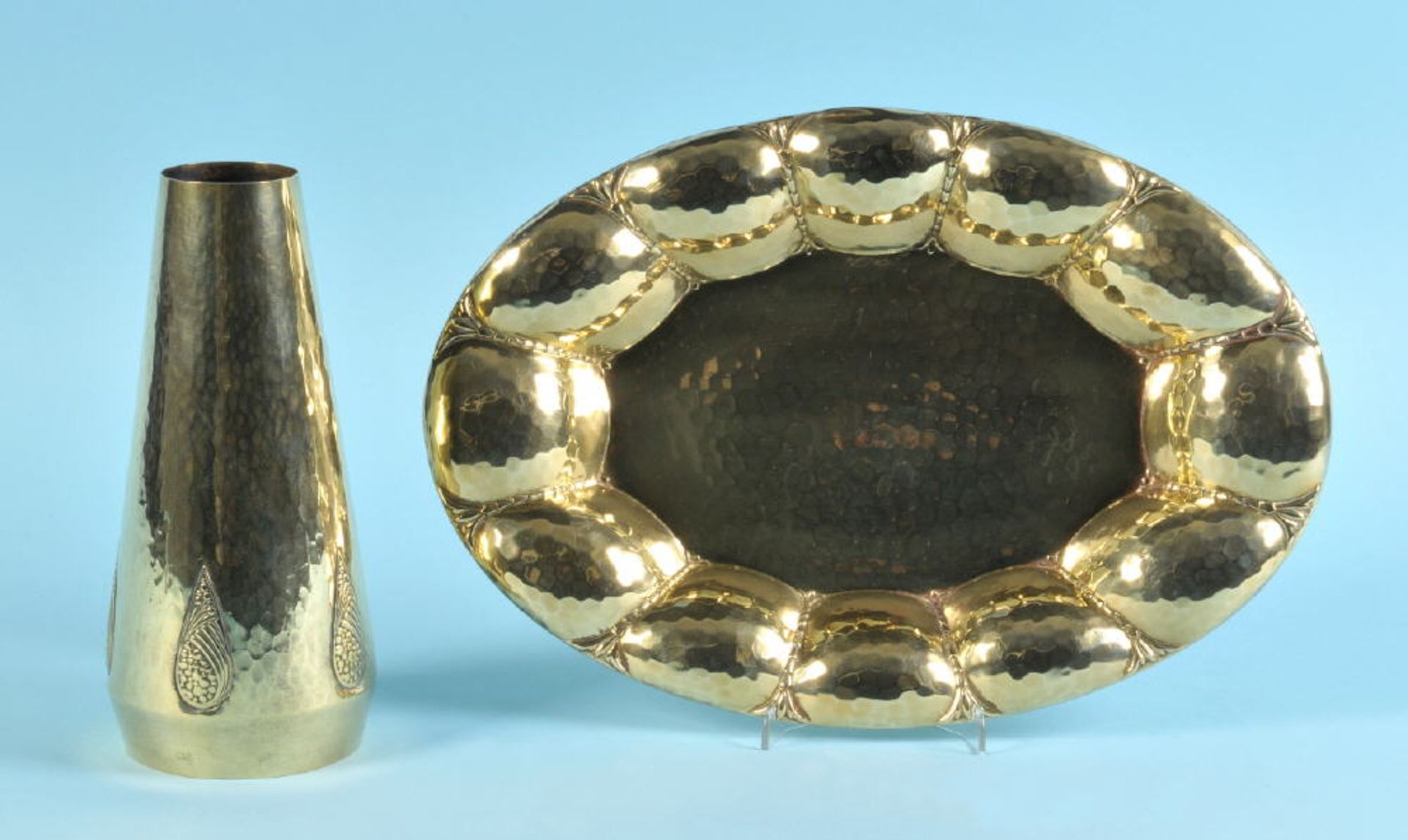 Buckelschale mit VaseMessing, gehämmerte Wandung, Vase mit strukturiertem Ornamentdekor, H= 21 cm,
