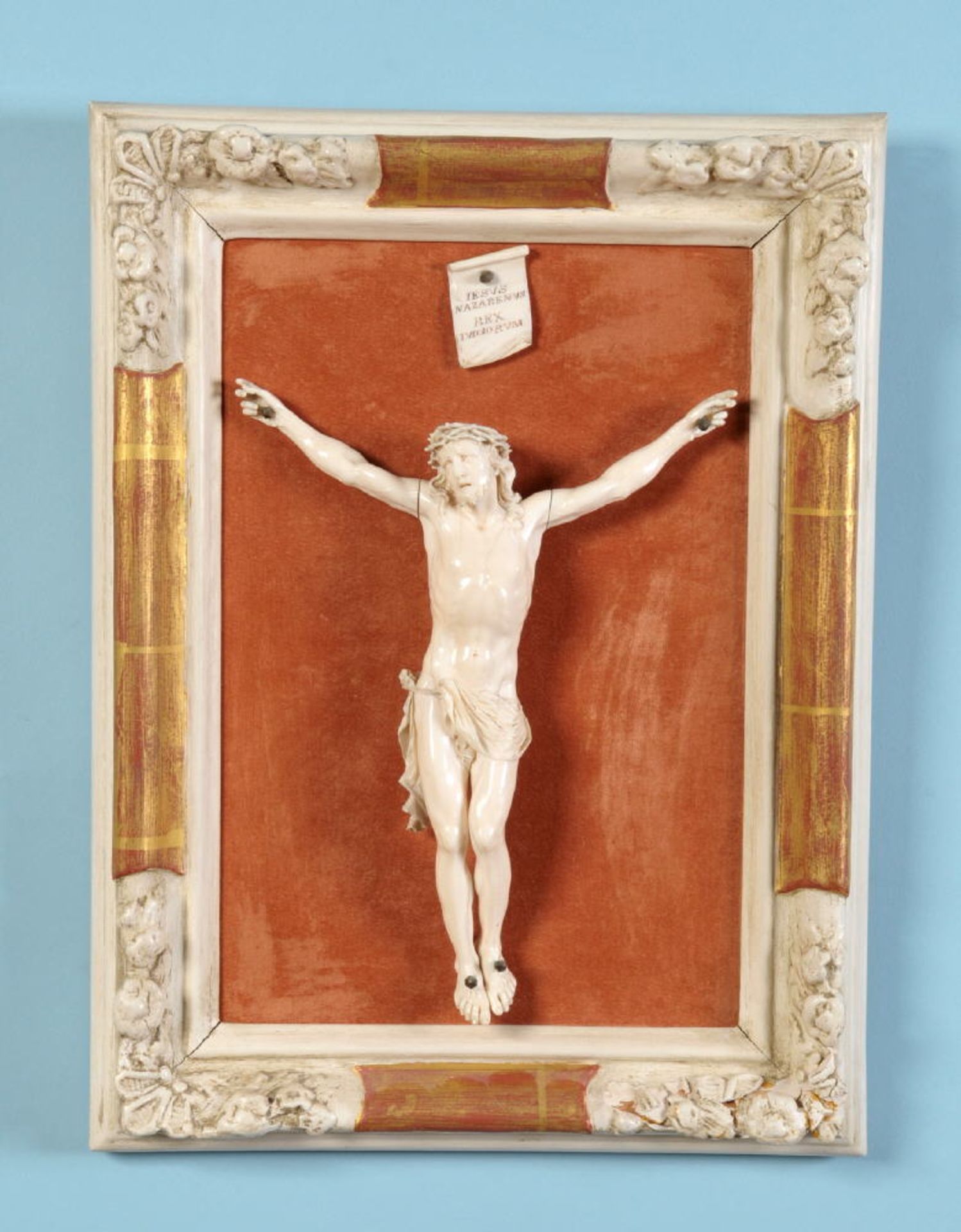 Christus-KorpusBein, H= 24,5 cm, Vier-Nagel-Typus, minim. best., in Rahmen montiert, gesamt 40 x