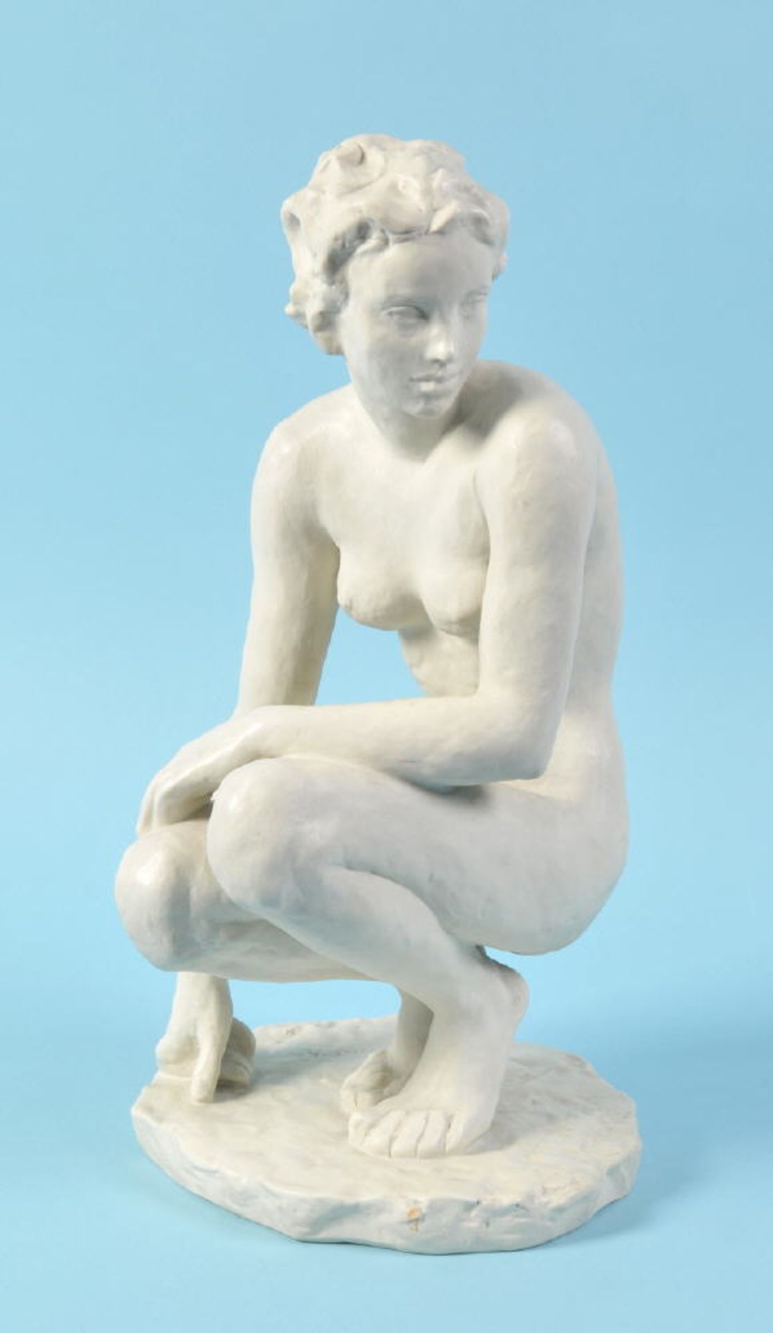 Figur - Die Hockende "Rosenthal, Selb"Porzellan, weiß, auf Sockel, H= 42 cm, Entwurf Fritz Klimsch