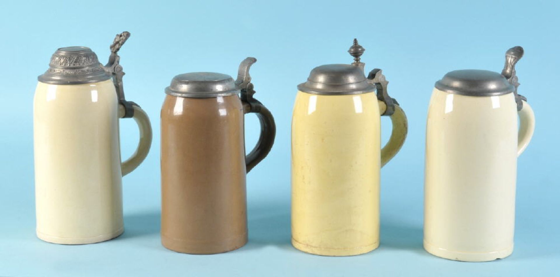 Bierkrüge mit Zinndeckeln, 4 StückSteinzeug, beige/braune Glasuren, H= 22-25 cm, 1 leicht best.