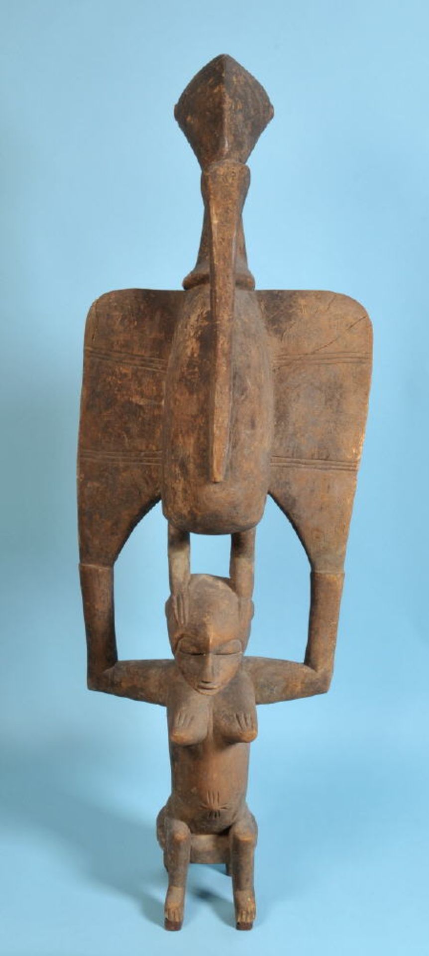 Afrikanische KultfigurHolz, braun gebeizt, sitzende Frauenfigur mit Kalao-Vogel, H= 151 cm,