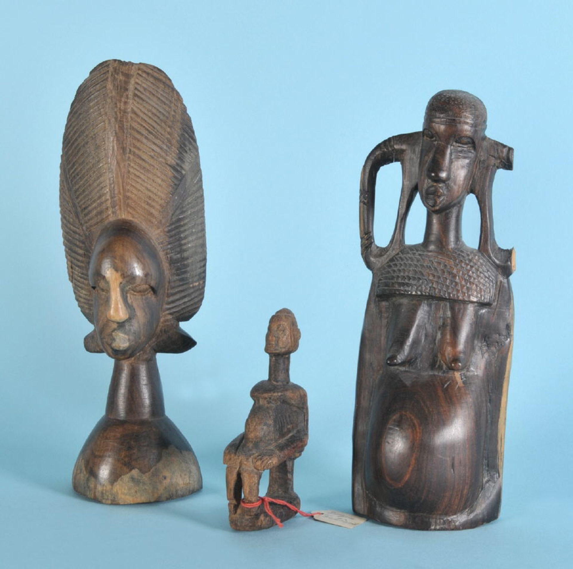 Afrikanische Kultfiguren, 3 StückHolz, braun gebeizt, versch. Formen, H= 11,5-24 cm, 1 besch.