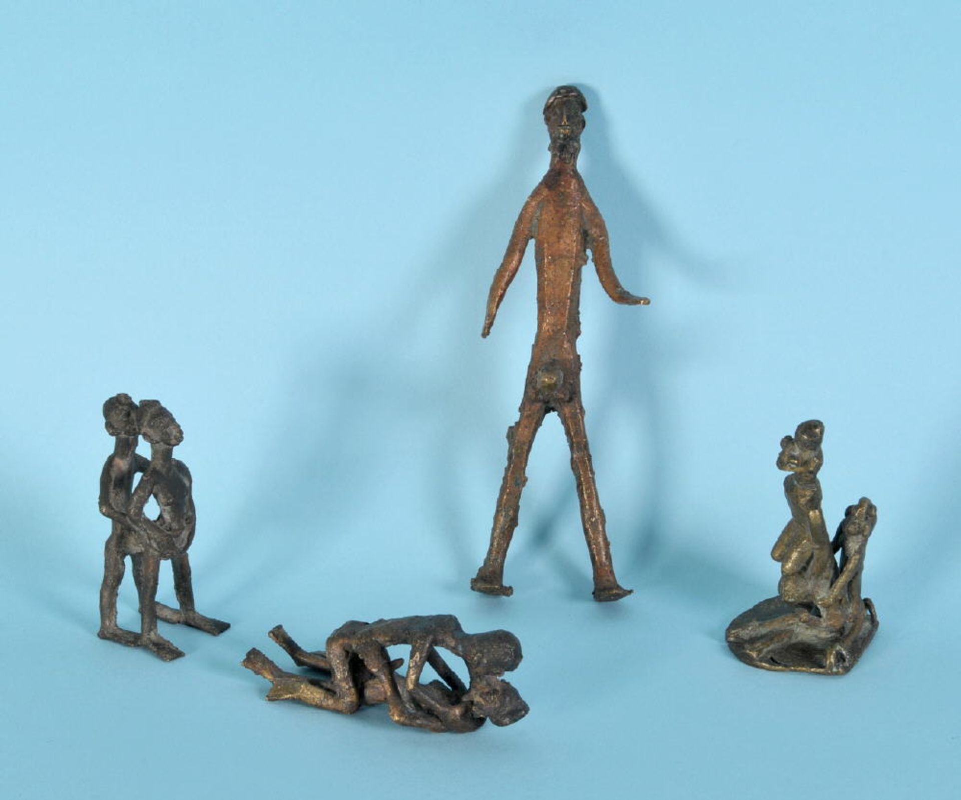 Afrikanische Goldgewichte, 4 StückBronze, Formen als Personen in erotischen Posen, H= 3,5-17 cm,