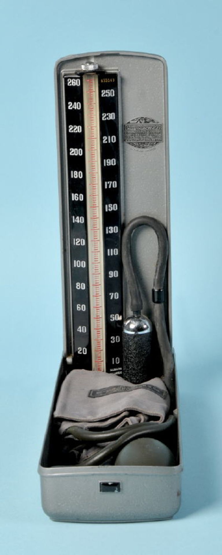 Blutdruckmessgerät "Baumanometer, New York"im Metallgehäuse, aufklappbar, L= 30 cm