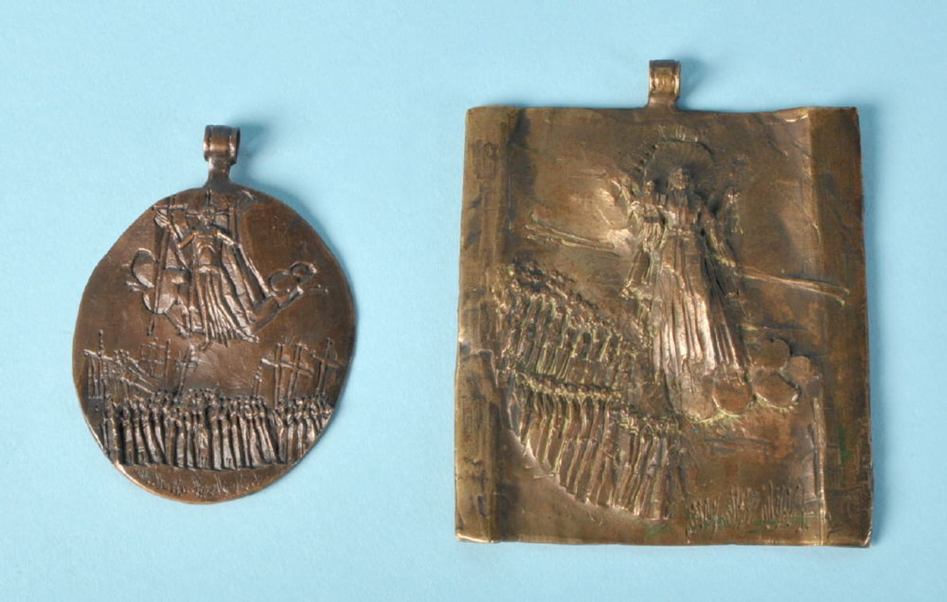 Anhänger, 2 StückBronze, dunkel patiniert, relief. Dekors "Christi und Maria Himmelfahrt ", H= 7,5/