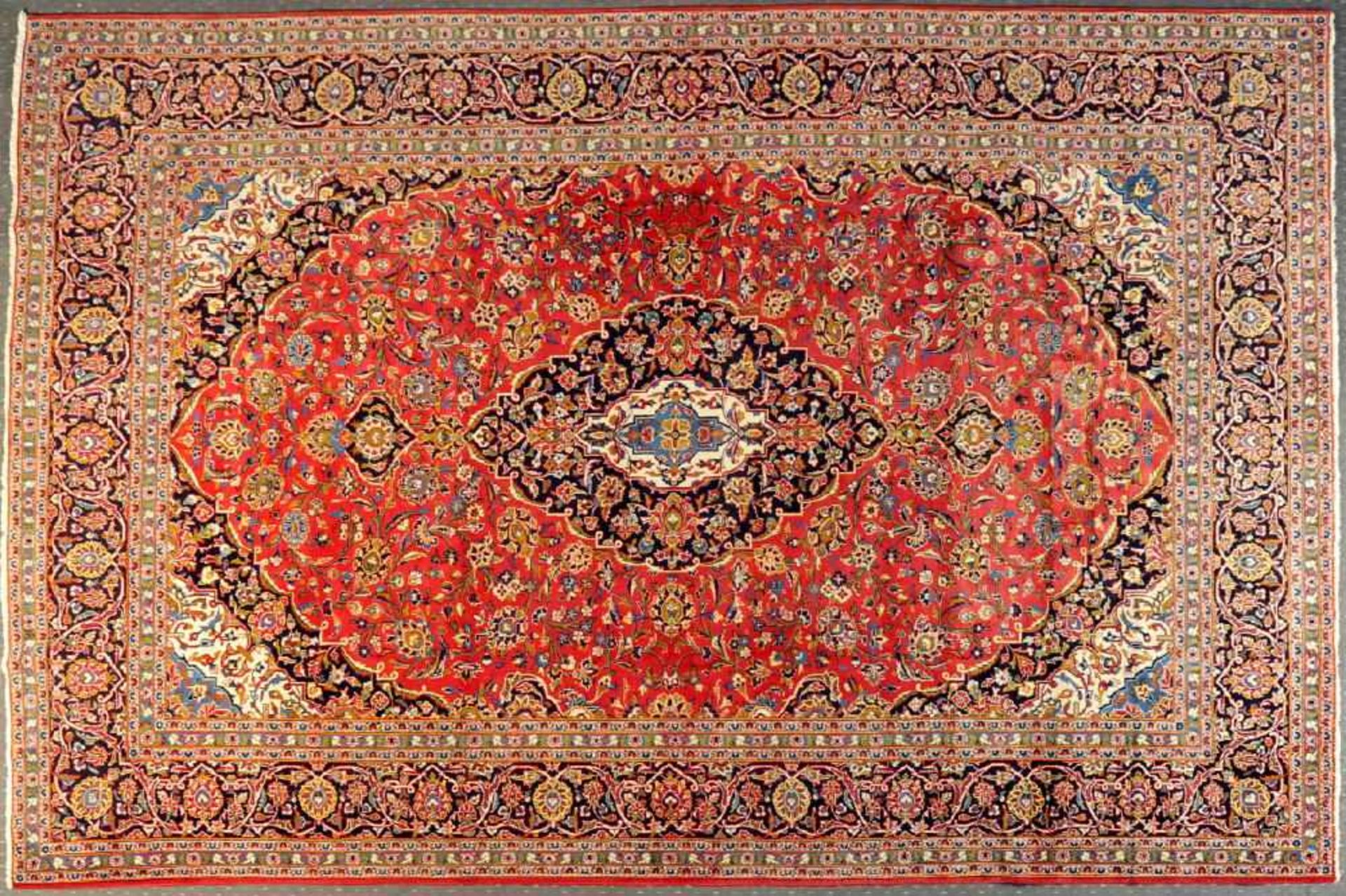 Keschan, Persien, 295 x 392 cmWolle, rotgrundig, großes, mehrfarb. Mittelstück, umgeben von floralen