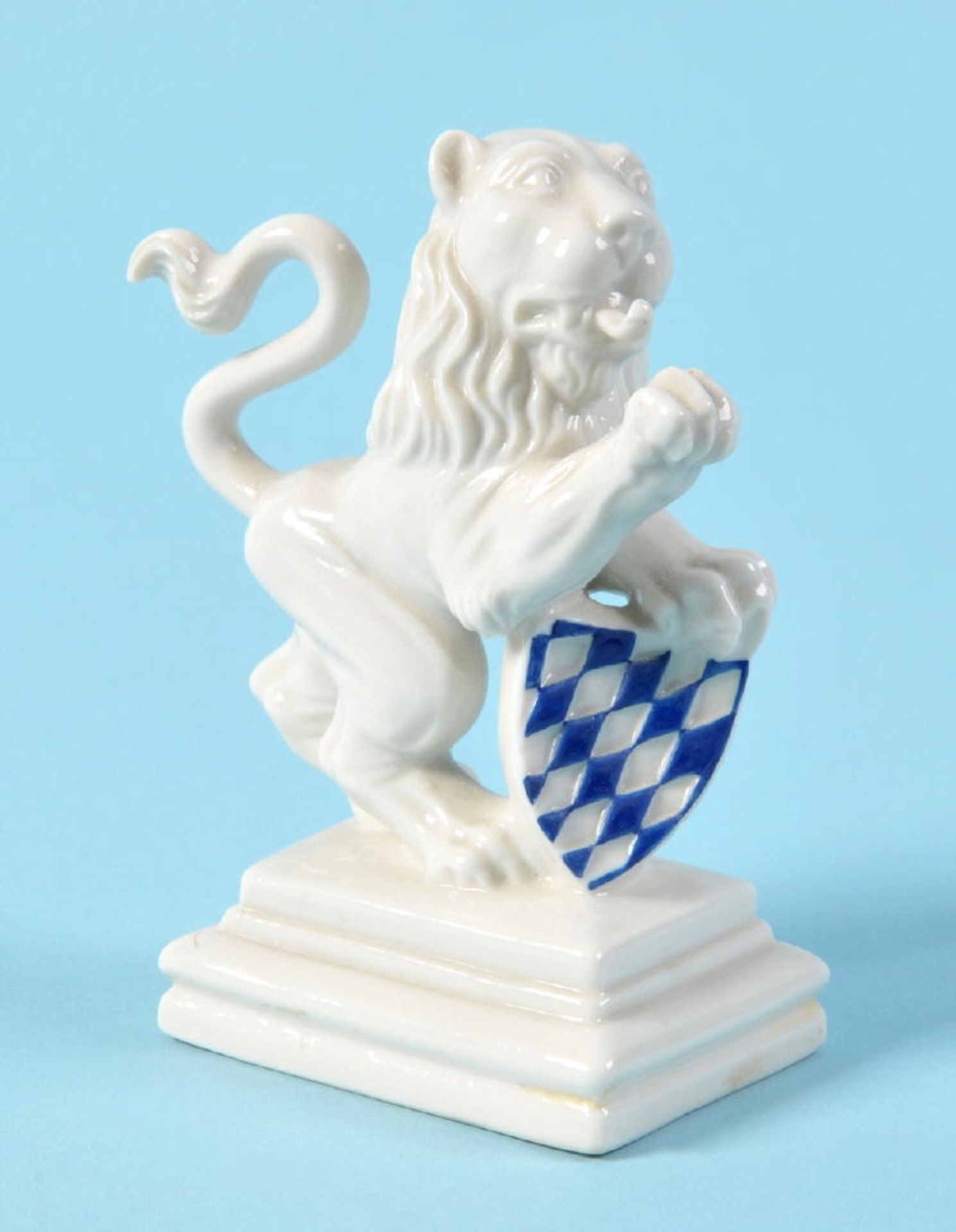 Figur - Bayerischer Wappenlöwe "Nymphenburg"Porzellan, weiß, Wappen teilw. blau gefasst, auf Sockel,