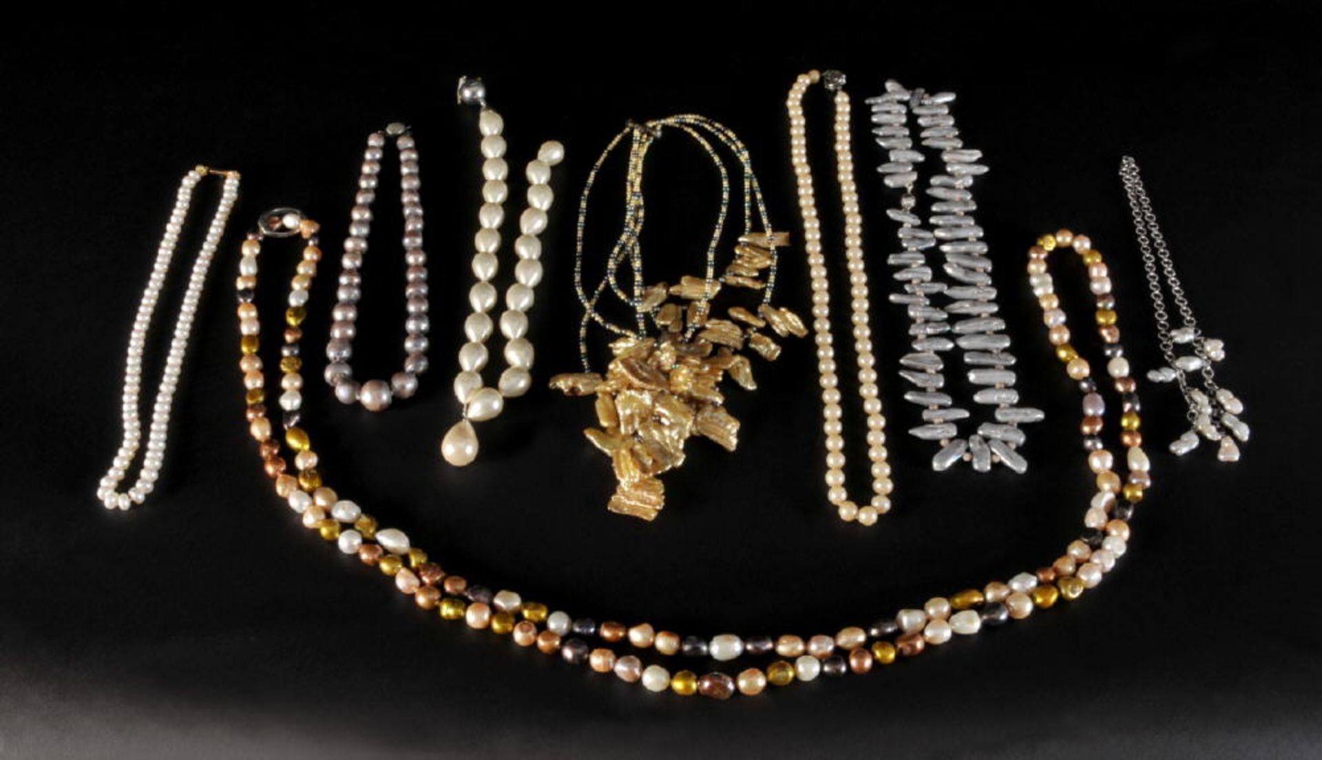 Halsketten, 8 Stückversch. Materialien/Perlen u. Dekors