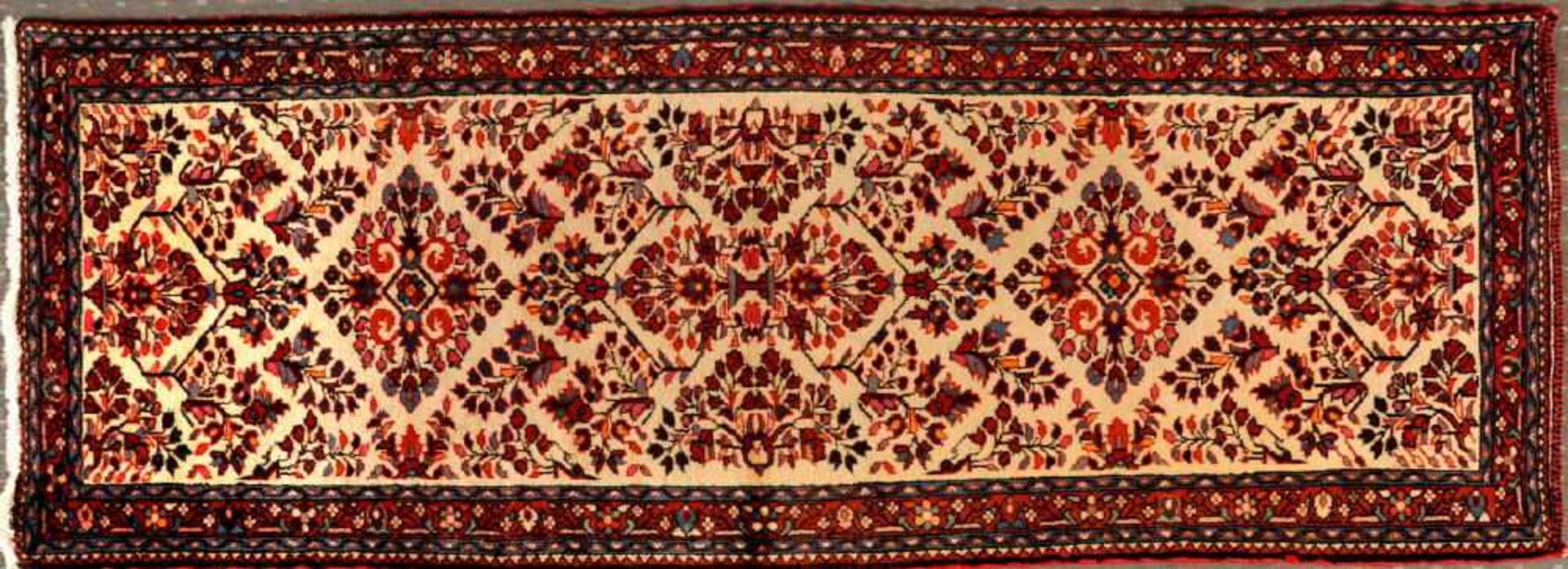 Abadeh-Galerie, Persien, 75 x 203 cmälter, Wolle, beigegrundig, durchgemustert mit floralen Motiven,