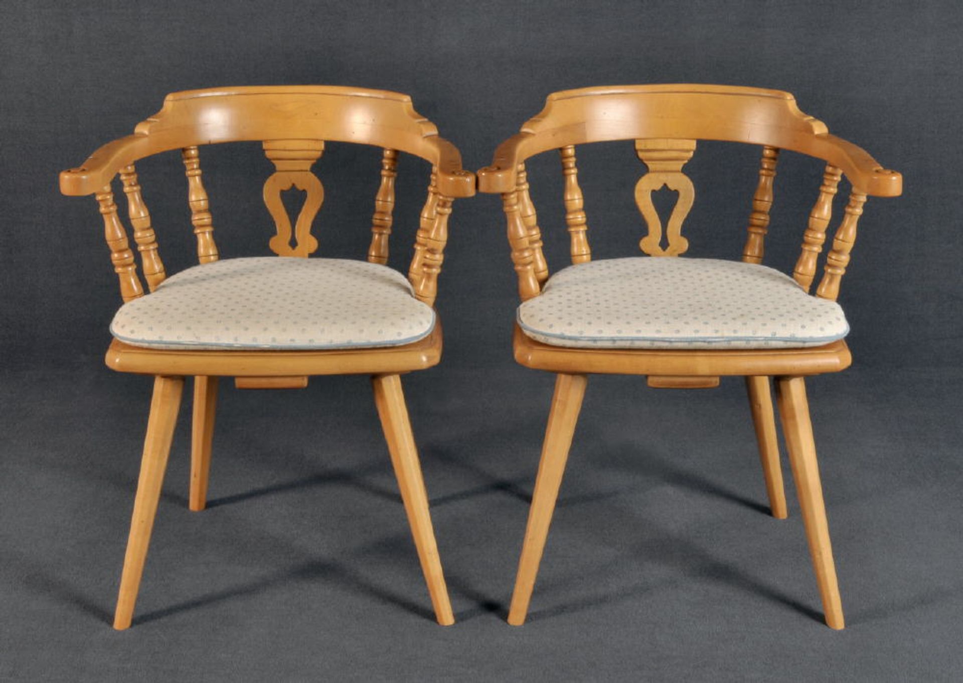 Armlehnenstühle, 2 StückHartholz, 4 konische, ausgestellte Beine, gerundete Rückenlehne mit