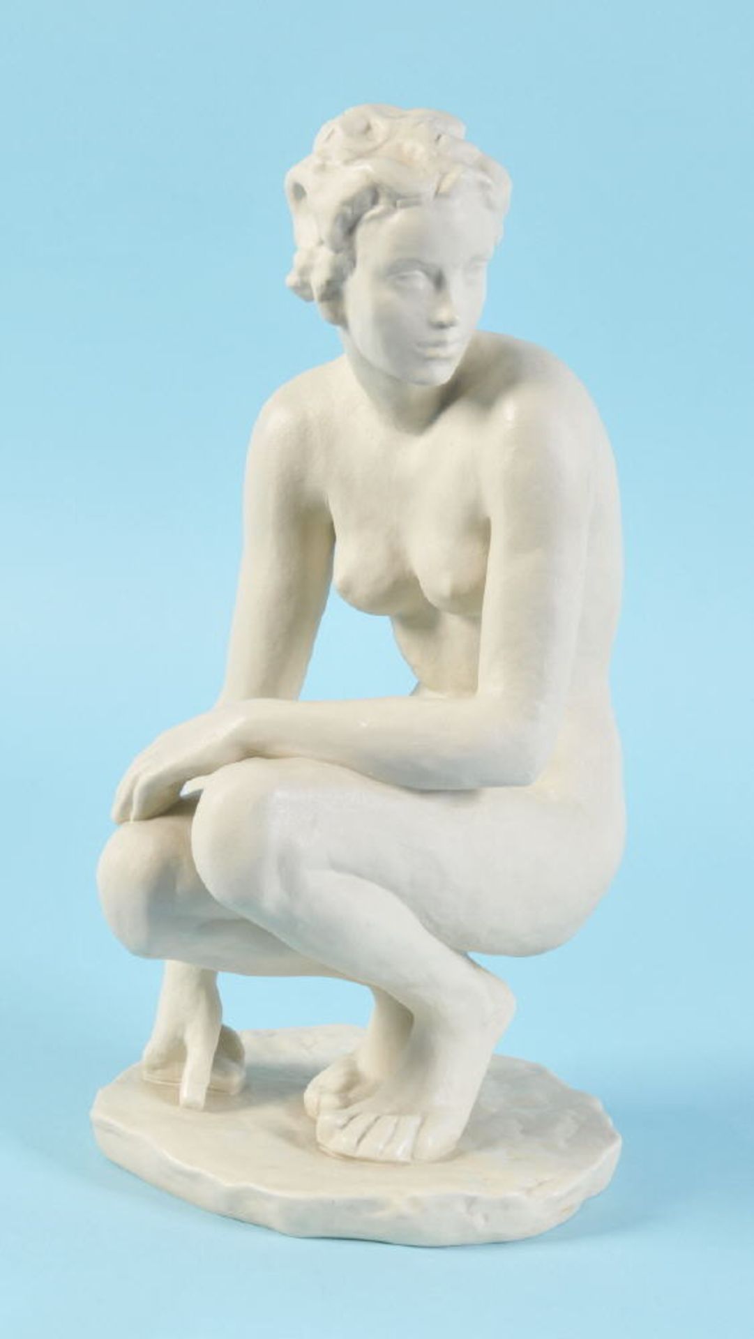 Figur - Die Hockende "Rosenthal, Selb"Porzellan, weiß, auf Sockel, H= 36 cm, Entwurf Fritz