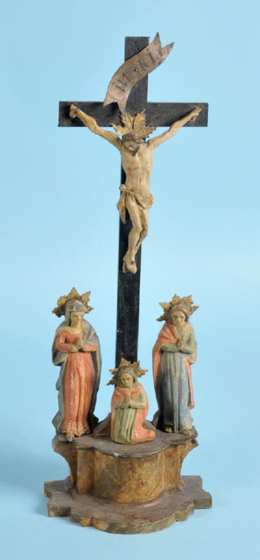 StandkreuzHolz, farbig gefasst, auf geschw. Sockel mit 3 Assistenzfiguren, H= 46 cm, 19. Jh.