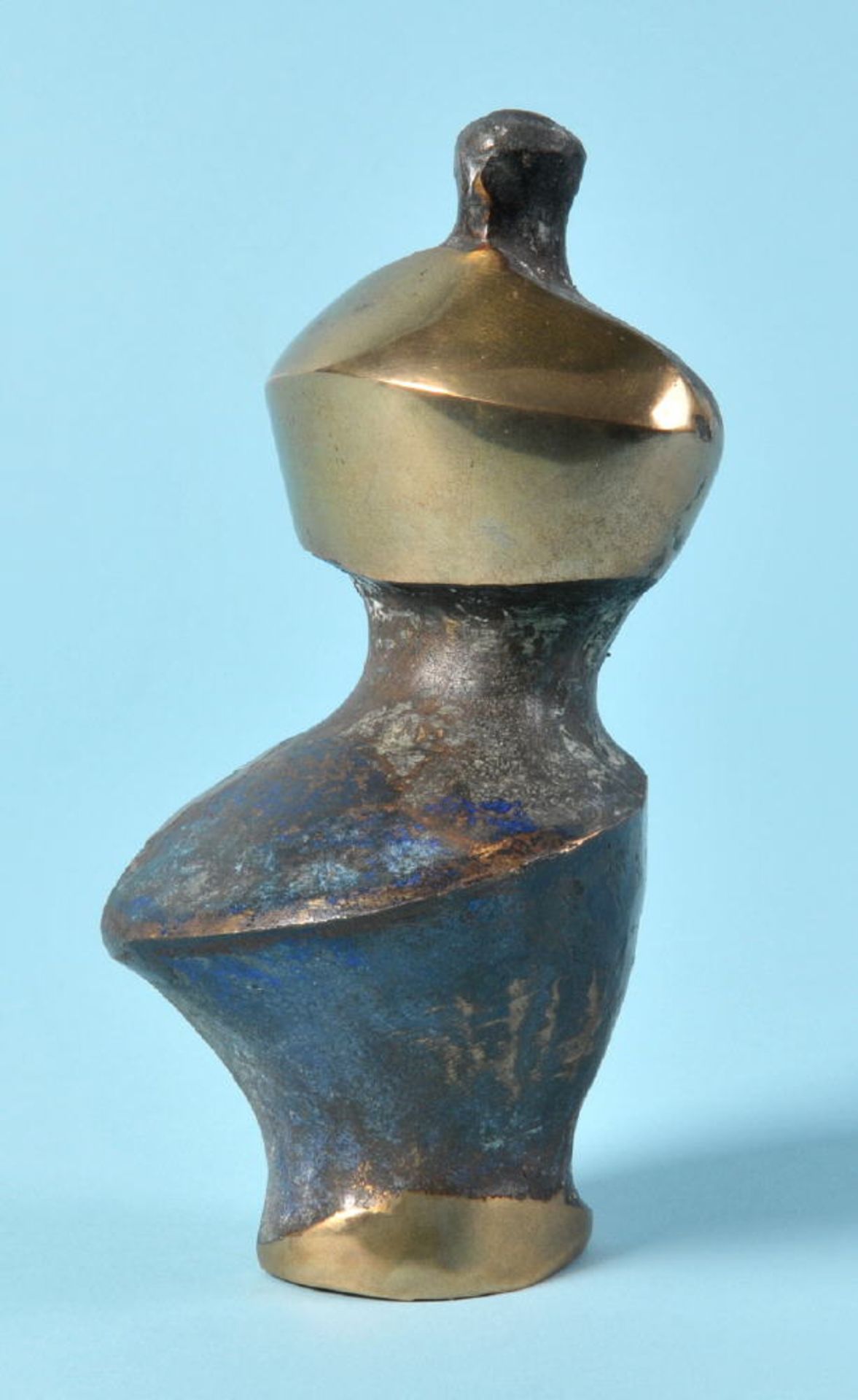 Backe, Burkhard, 1936 MontabaurBronzeskulptur, dunkel/blau patiniert, H= 15 cm, " Abstrahierte Figur