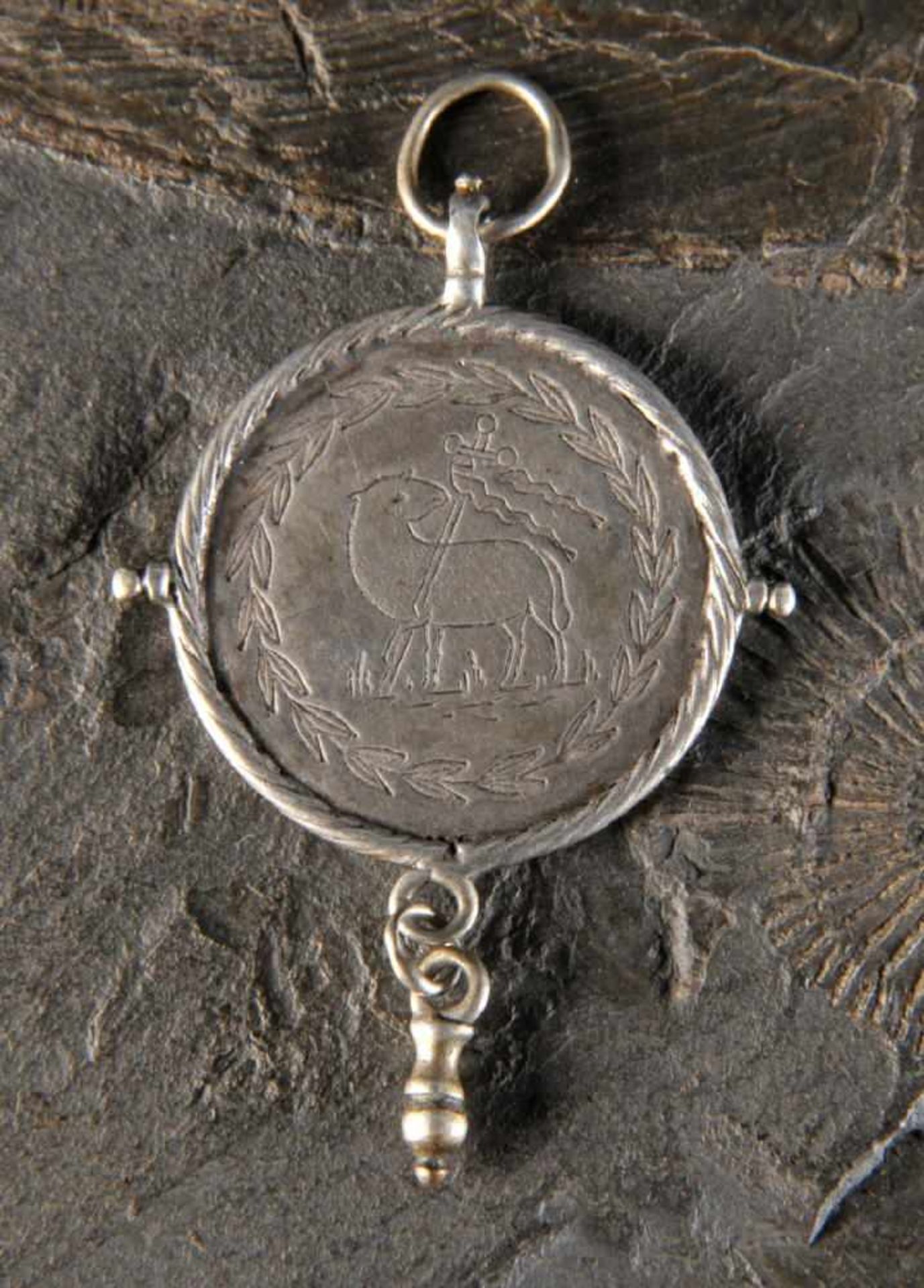 AnhängerSilber, 4 g, beidseitig gravierte Dekors "Agnus Dei" u. "Christus-Monogramm", H= 4,5 cm, 19.