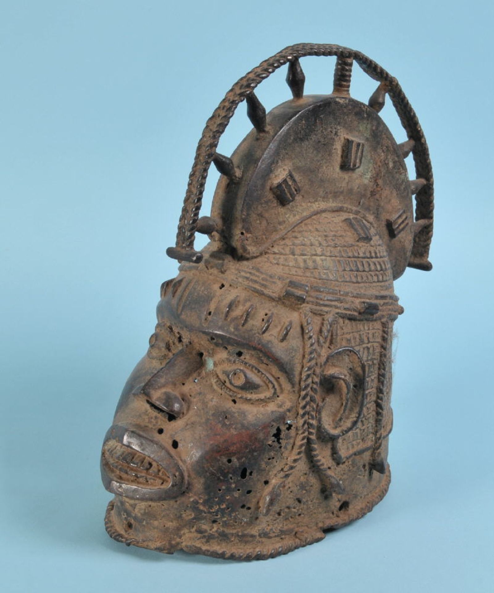 Afrikanische Kultfigur - Kopf eines KriegersBronze, dunkel patiniert, H= 35 cm, Benin/Nigeria,