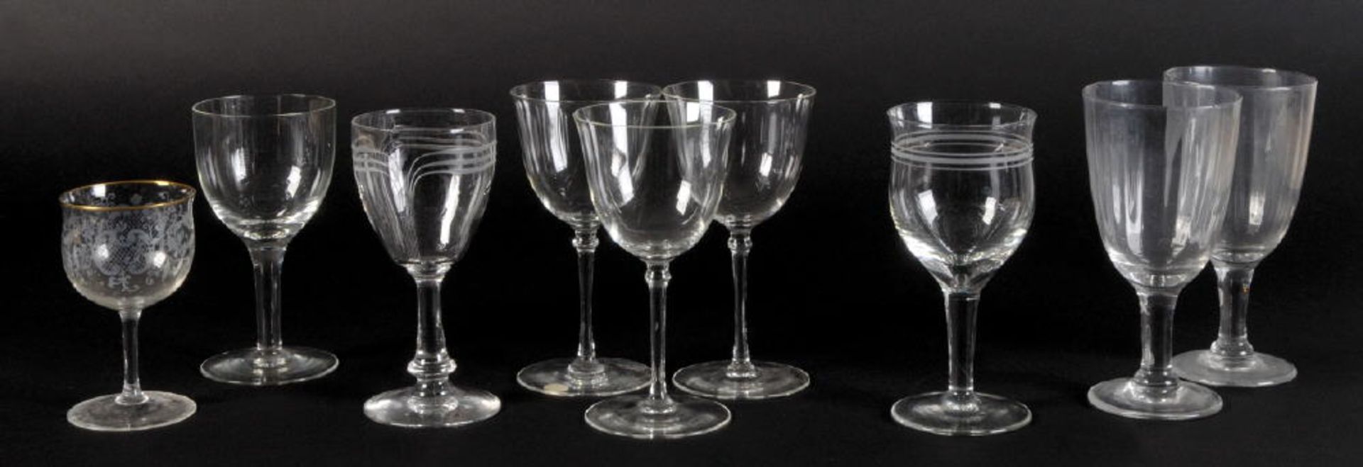 Fußgläser, 9 Stückfarbloses Glas, versch. Formen u. Dekors, H= 10-15 cm