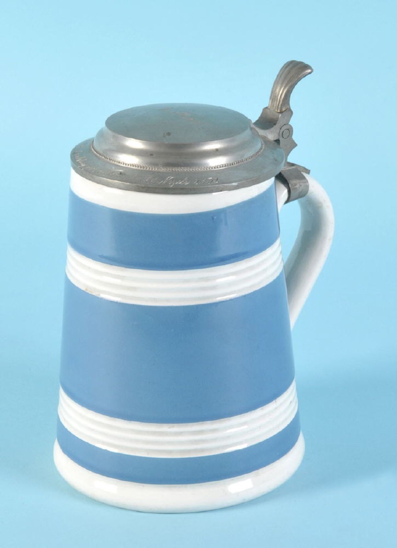 Bierkrug mit ZinndeckelSteingut, beige/blaue Glasur, Rillendekor, konische Form, H= 20 cm