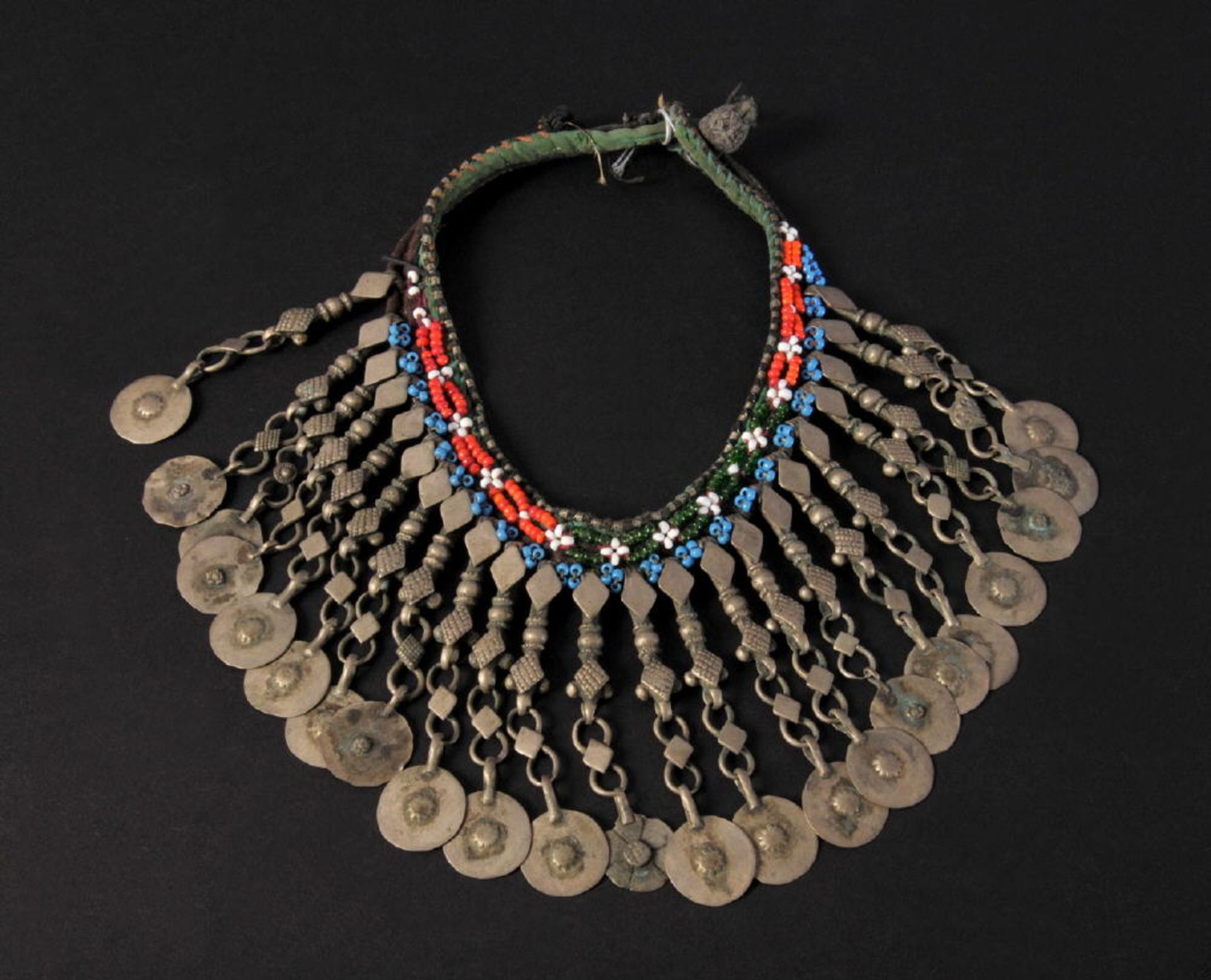 Orientalischer Schmuck - KopfschmuckMetall/Stoff, Dekor mit Glasperlen, turkmenisch