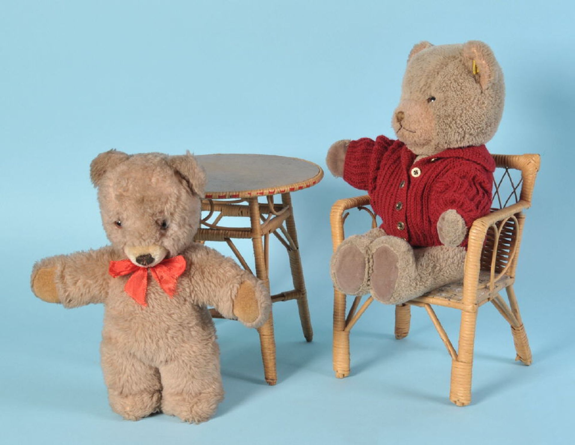 Plüschtiere, 2 Stück - Teddys "(Ergänzung:) Steiff" Glasaugen H= 30 cm, dazu 2 Puppenmöbel