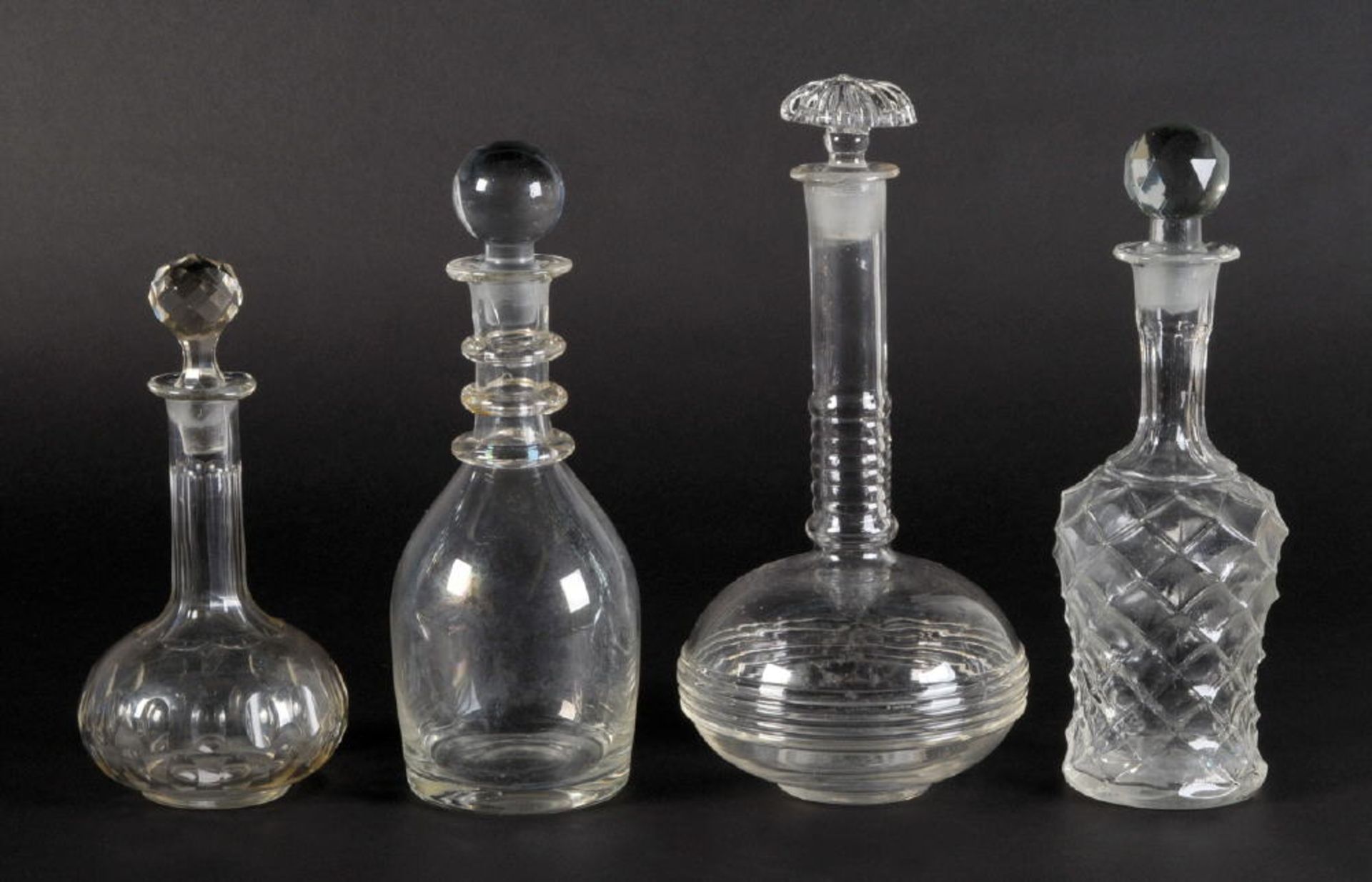 Karaffen mit Stöpseln, 4 Stückfarbloses Glas/Pressglas, versch. Formen u. Dekors, H= 19-25 cm, 1