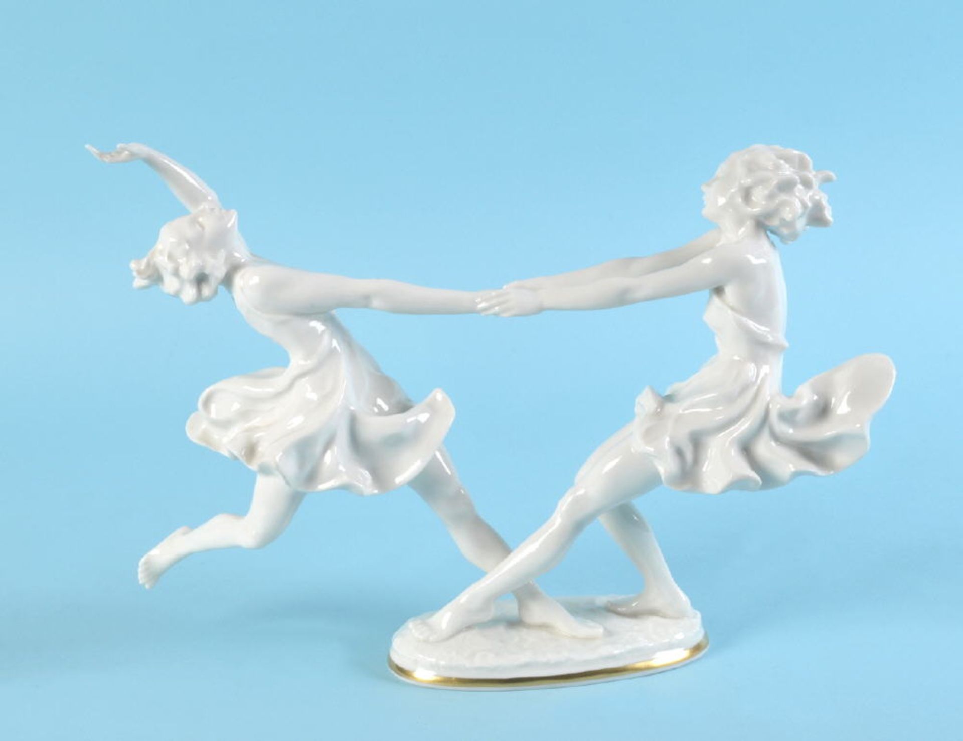 Figurengruppe - Tanzende "Hutschenreuther, Selb"Porzellan, weiß, auf ovalem Sockel mit Goldrand,