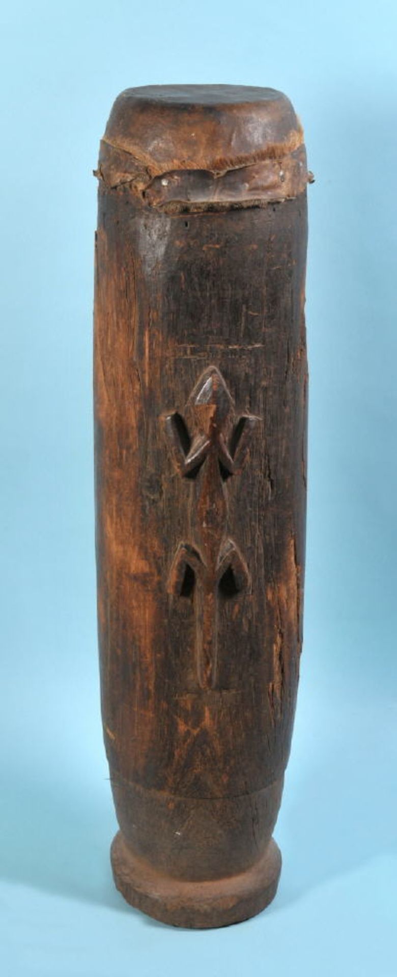 Afrikanisches Instrument - Buschtrommel Holz, braun gebeizt, geschnitztes Echsendekor, Ledermembran,