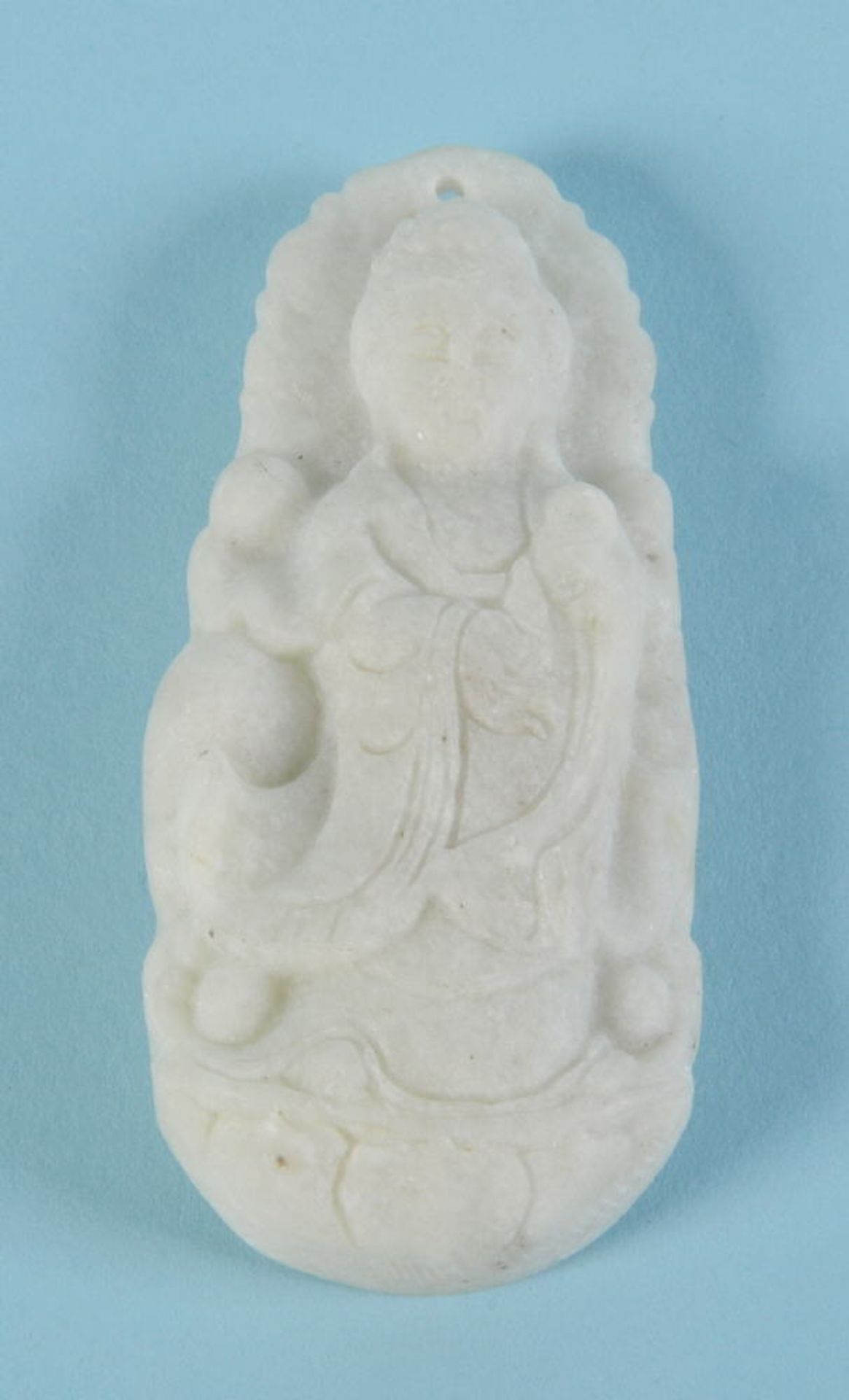 Amulettanhängerhelle Jade, geschnitztes Dekor mit Buddhamotiv, H= 8 cm