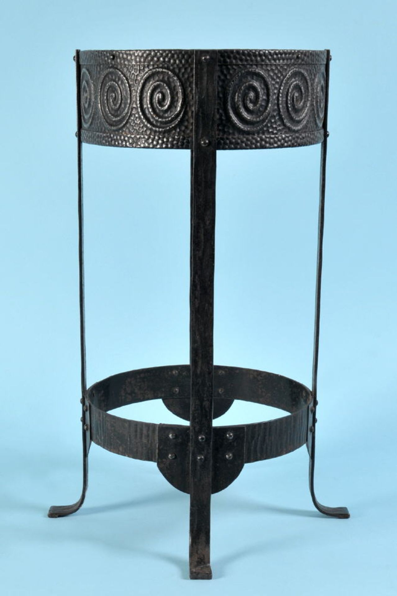 BlumentischEisen, dunkel patiniert, strukturiertes Waben- u. Ornamentdekor, 4 Beine, H= 51,5 cm