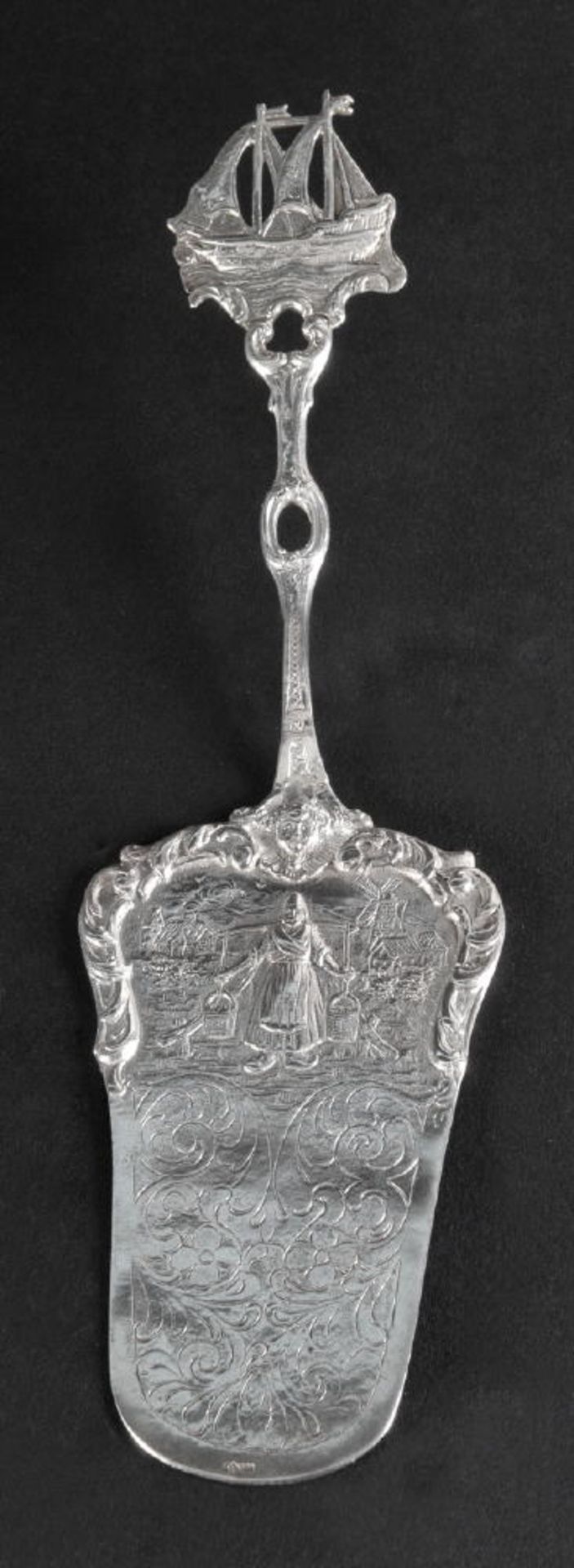 Kuchenheber800 Silber, 66 g, reich strukturiertes Ornamentdekor mit Bäuerin, Griff mit