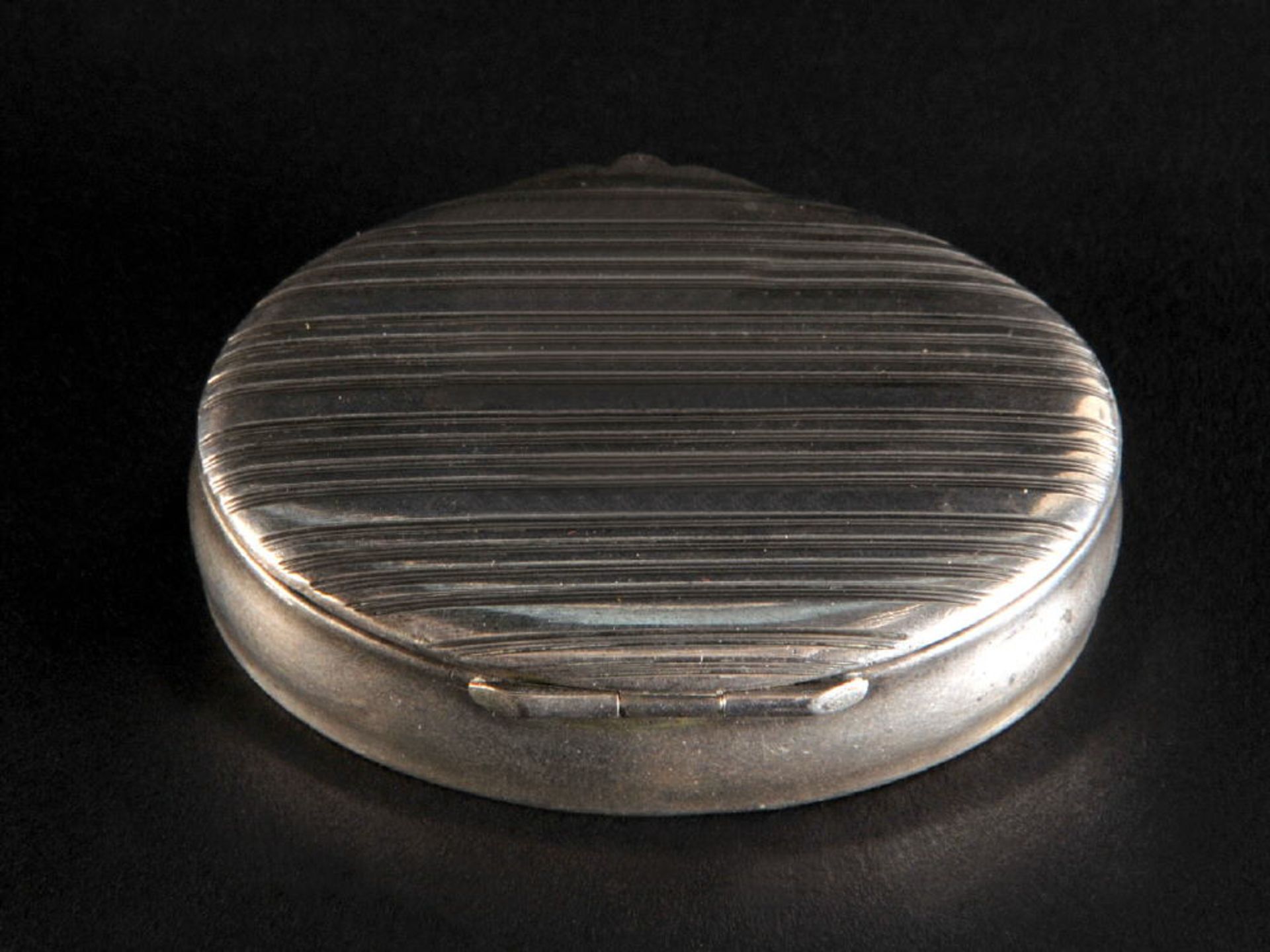 Pillendose800 Silber, 17 g, strukturiertes Liniendekor, innen vergoldet, ovale Form, 1,5 x 5,5 x 4