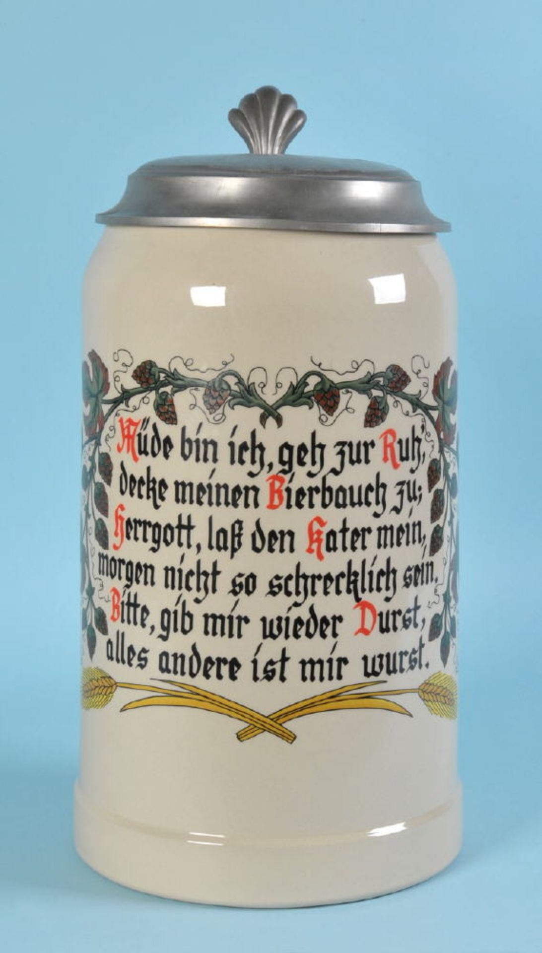 Bierhumpen mit ZinndeckelSteinzeug, beige Glasur, farbiges Dekor mit Hopfen, Korn u. Spruch "Müde