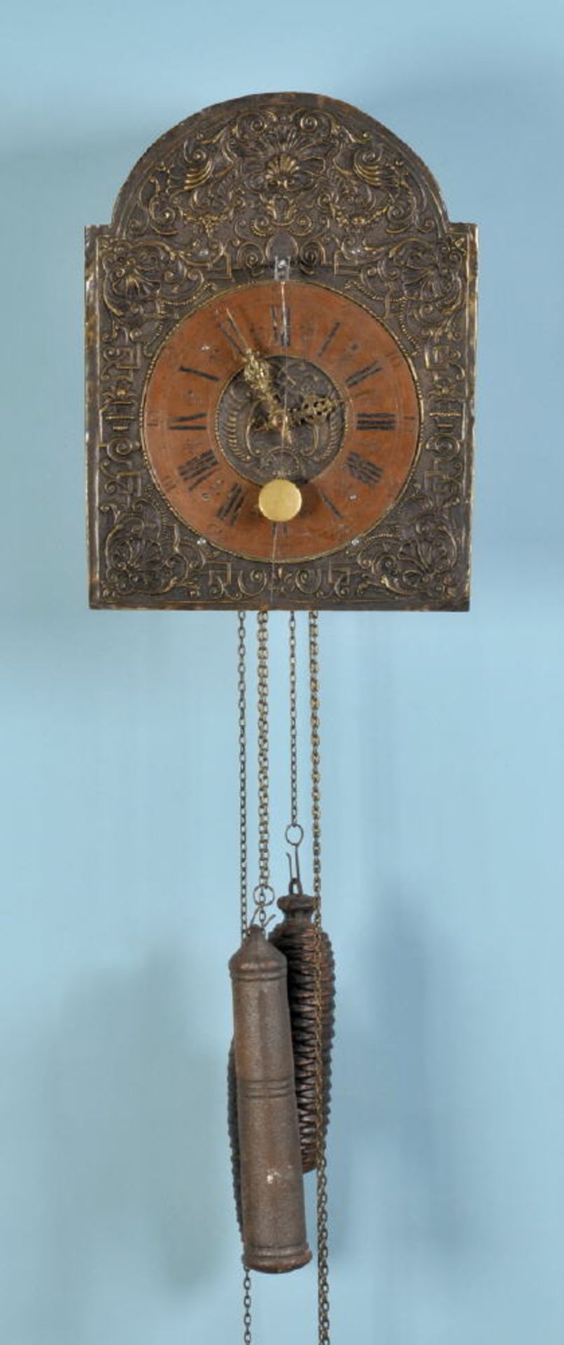 Wanduhr - VorderzapplerMetall, Front gedrücktes Messingblech, reich relief. Ornamentdekor,