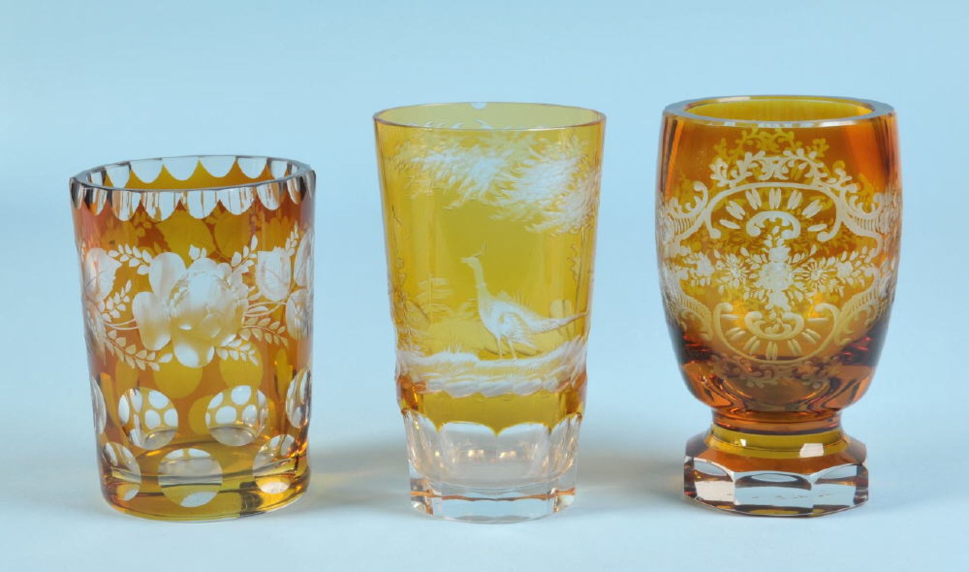 Becher, 3 Stückfarbloses Glas/Kristall, honigfarbener Überfang, versch. Formen u. geschliff./geätzte