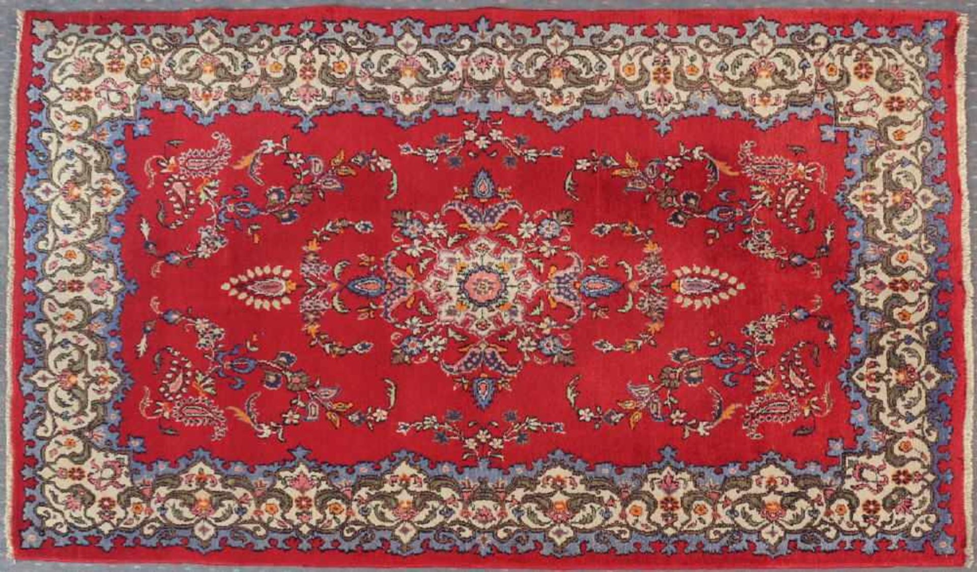 Kirman-Royal, Persien, 134 x 204 cmälter, Wolle, rotgrundig, mehrfarb. Mittelstück, umgeben von