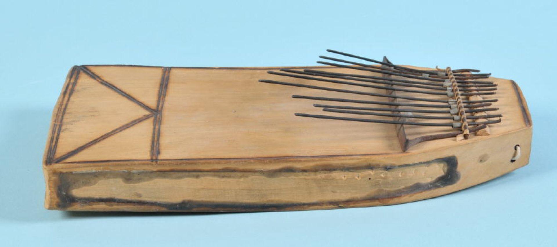 Afrikanisches Musikinstrument - KalimbaHolz/Metall, geritztes Liniendekor, L= 28 cm