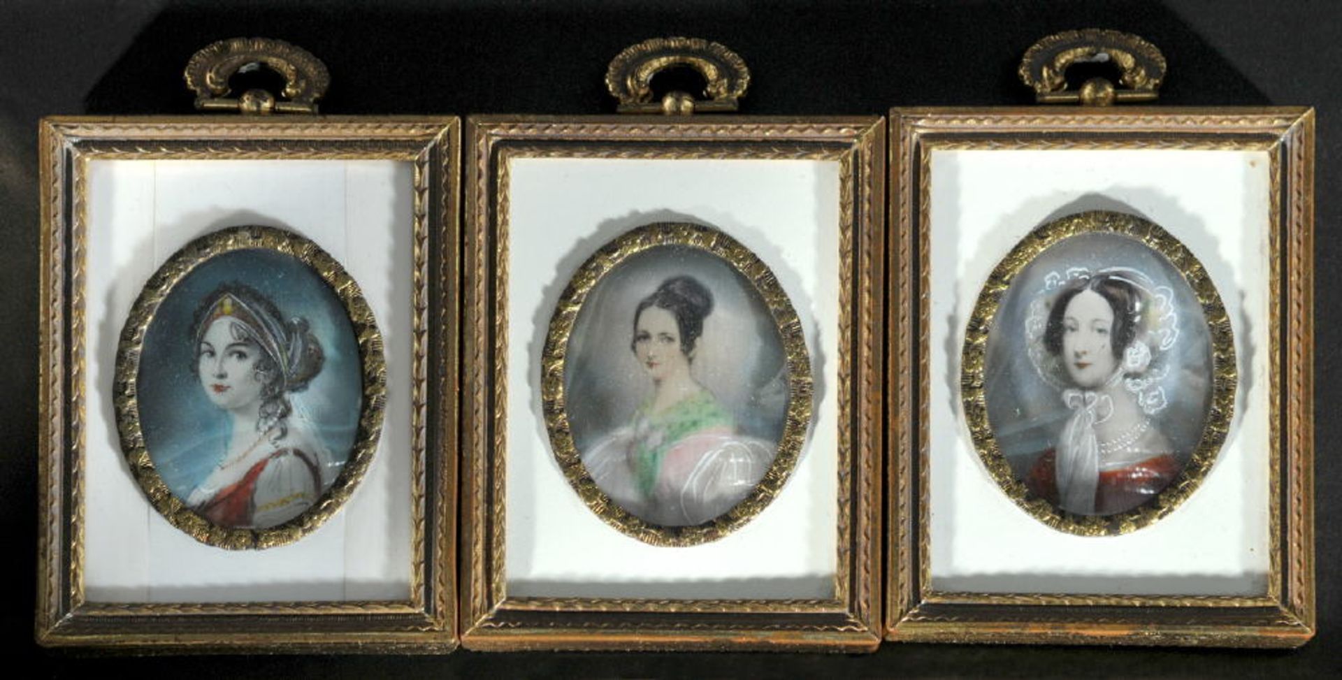 Miniaturmaler des 20. Jh.3 Aquarelle/Gouachen, oval, 4,5 x 4 cm, " Damenbildnisse ", Messingrahmen