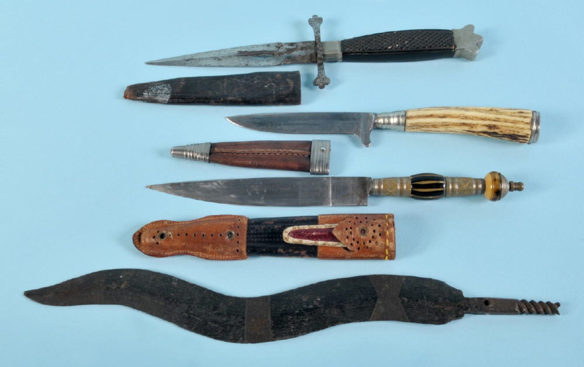 Dolche und Messer, 4 Teileversch. Materialien u. Dekors, 3 mit Lederscheide, L= 22-31 cm