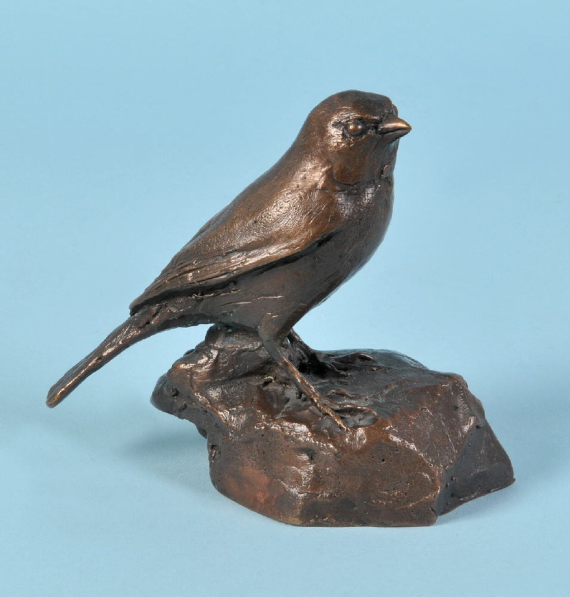 Koblischek, Ingo, 1933 JauernigBronzefigur, dunkel patiniert, auf Sockel als plast. Stein, H= 11 cm,