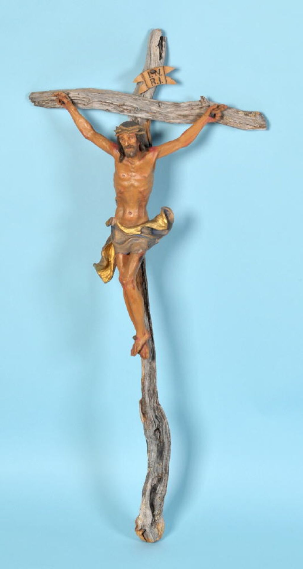 Christus-Korpus mit KreuzHolz, farbig gefasst, Kreuz aus alten Zweigen, H= 98 cm