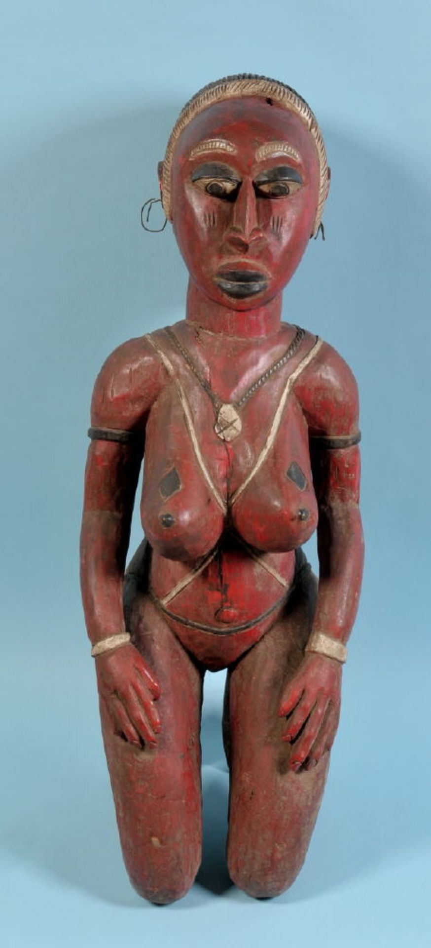 Afrikanische Kultfigur - Kniende FrauHolz, farbig gefasst, H= 97 cm, Westafrika, minim. besch.,