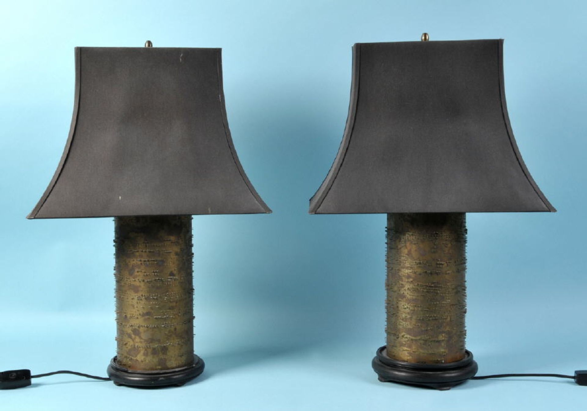 Tischlampen-PaarRundfuß Holz, Schaft als Musikwalze, je 2 Brennstellen, Stoffschirm, H= 63 cm,