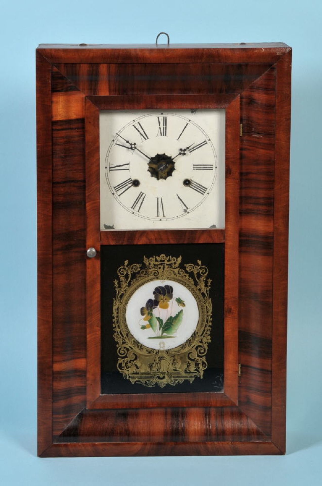 Wanduhr "Ogee-Clock, USA"Holzgehäuse, braun gebeizt, 1 verglaste Tür mit Hinterglasmalerei "