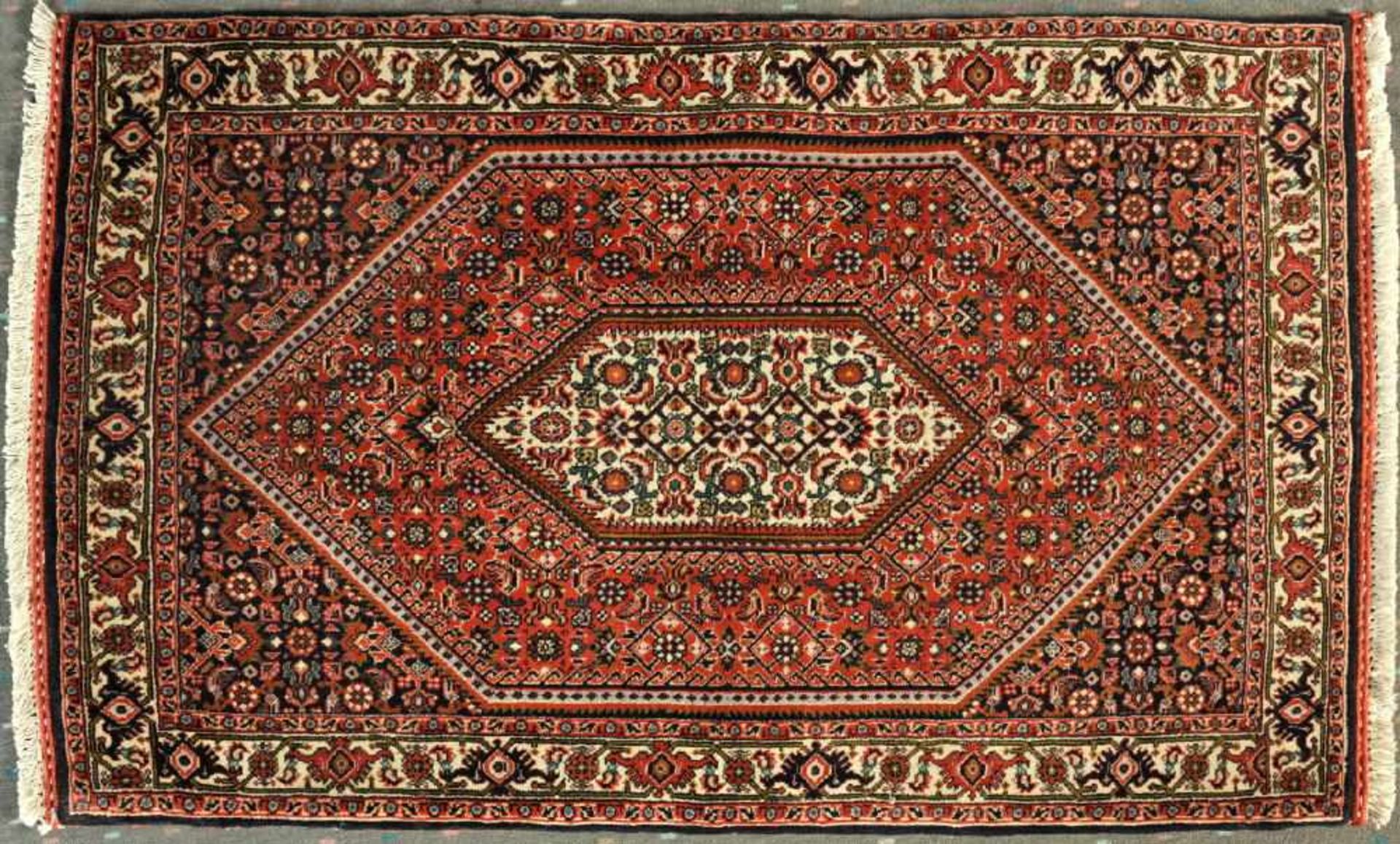 Bidjar, Persien, 72 x 120 cmälter, Wolle, feine Knüpfung, rotgrundig, großes Rautenmittelstück,