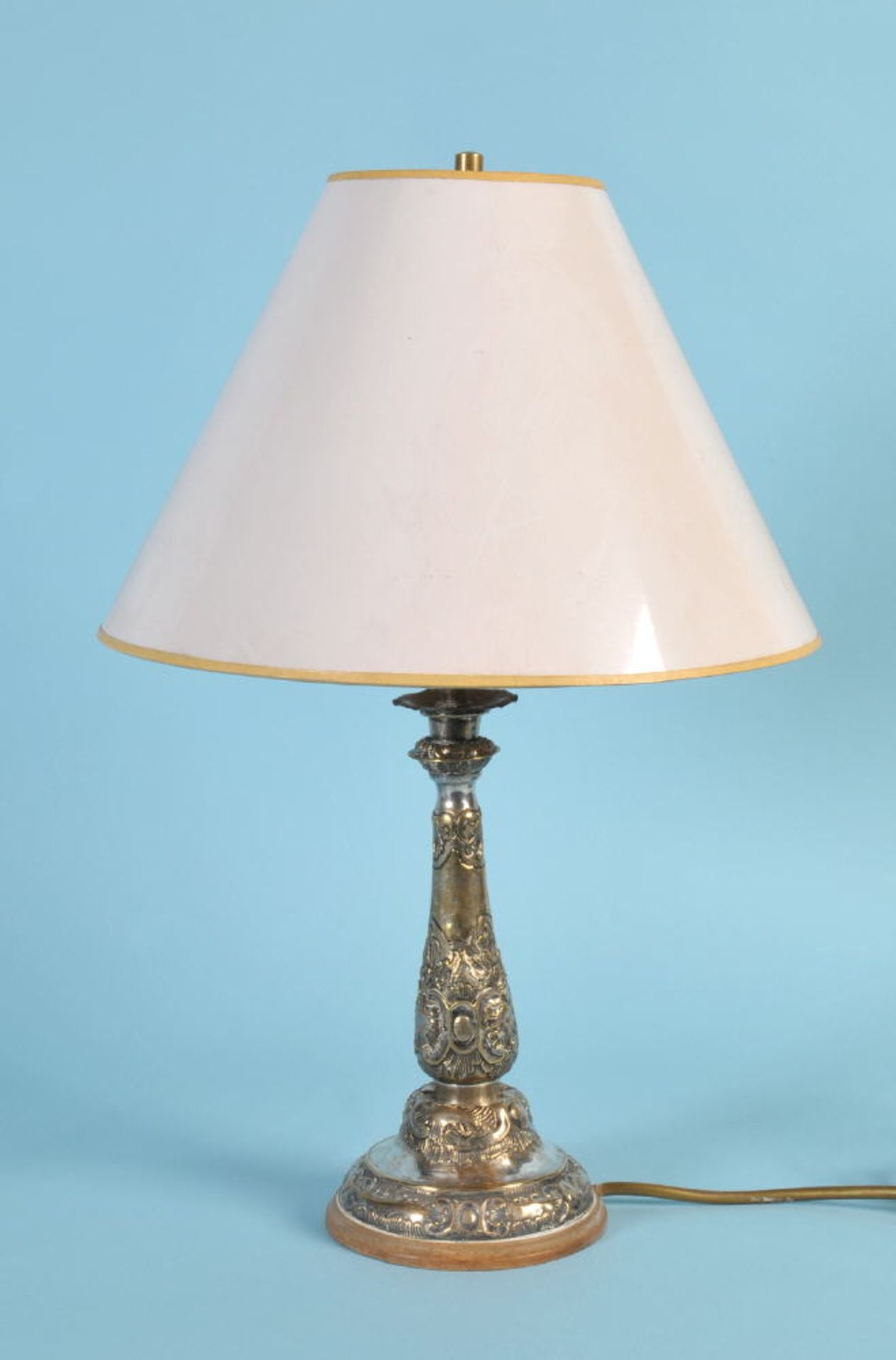 TischlampeMetall versilbert, reich strukturiertes Ornamentdekor im Rokoko-Stil, Rundfuß,