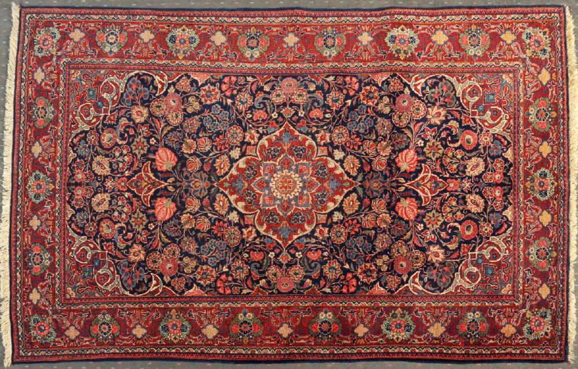 Keschan, Persien, 126 x 205 cmälter, Wolle, dunkelblaugrundig, mehrfarb. Medaillon, umgeben von