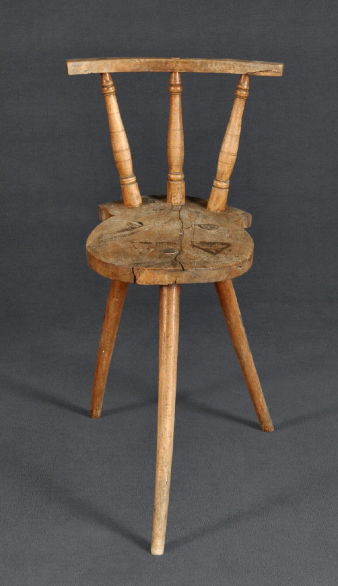 Brettstuhl - DreibeinerHartholz, 3 ausgestellte Beine, gedrechselte Rückenlehne, H= 82 cm, 19. Jh.