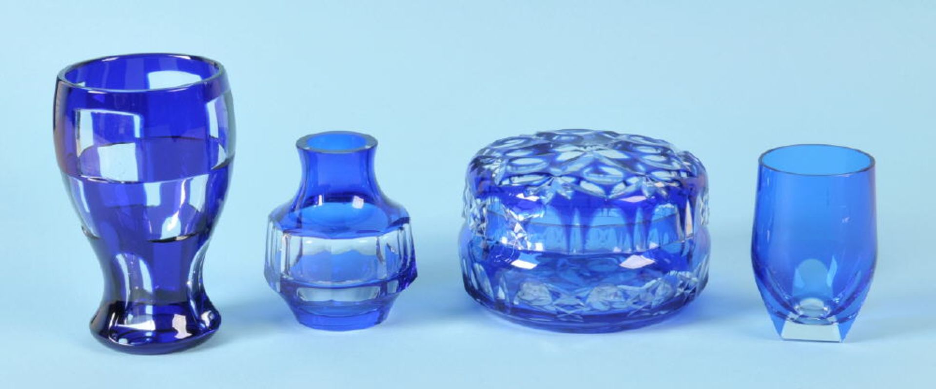 Glasgefäße, 4 Stückfarbloses Glas, teilw. blauer Überfang, versch. Formen u. geschliff. Dekors, H=