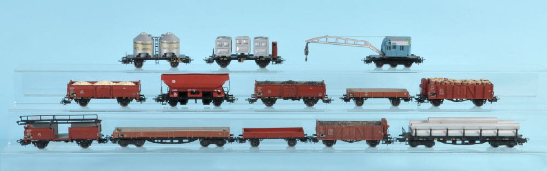 Märklin - Offene Güterwagen, 12 Stück und 1 SchienenkranSpur H0, bespielt