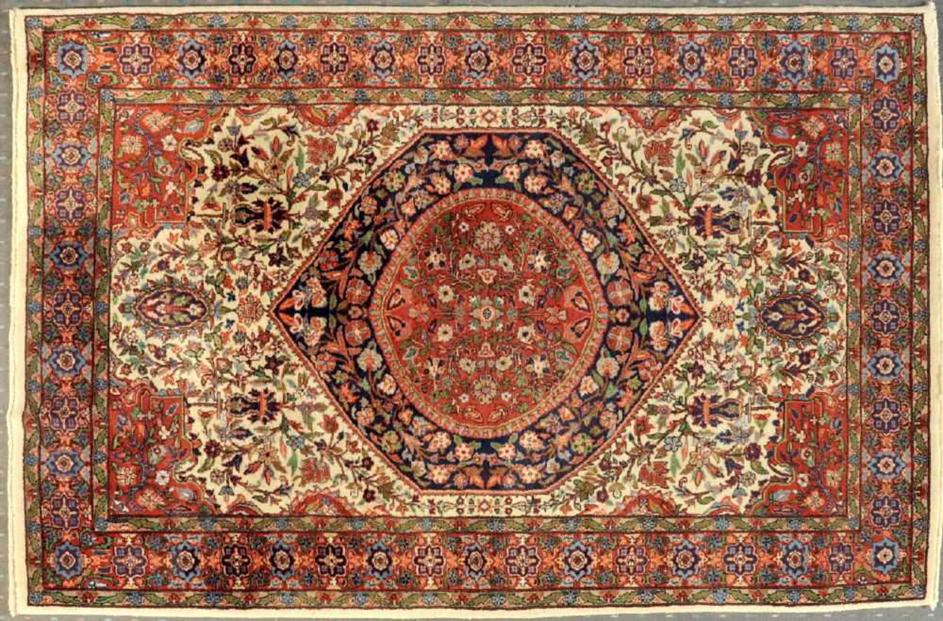 Ghoum, Kaschmir, 123 x 185 cmälter, Wolle, feine Knüpfung, hellgrundig, großes, mehrfarb.