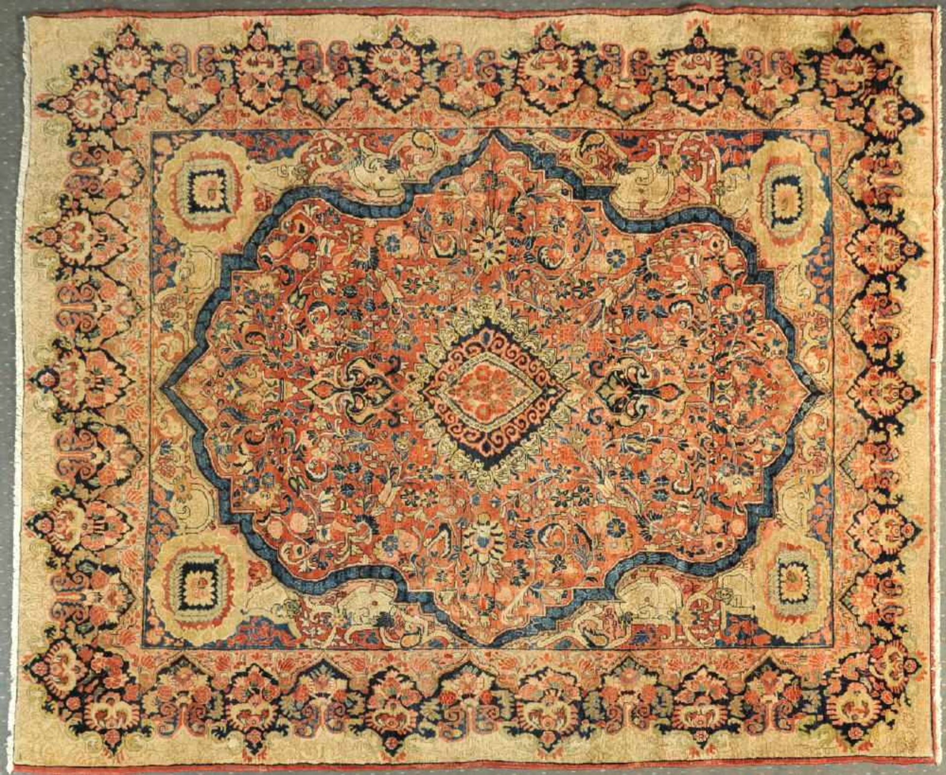 Amerikanischer Sarough, Persien, 265 x 326 cmalt, Wolle, feine Knüpfung, hellrotgrundig, mehrfarb.